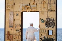 Pope Leo's poignant visit to Gate of Europe (images) - Aleteia