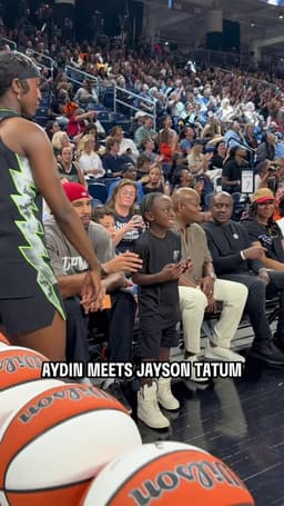 @WNBA: JT 🤝 Aydin

@jaytatum0 and @Flaujae's little brother, Aydin, meet and strike their pose courtside!

...