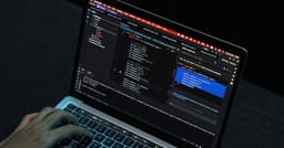 ¿Invertir en acciones con exposición a IA? Lo que sugiere UBS tras movimientos de Amazon, Apple y Adobe