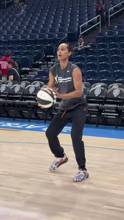 @WNBA: Star power on full display 🤩

The @chicagosky and @atlantadream get set for their Comm Cup matchup a...