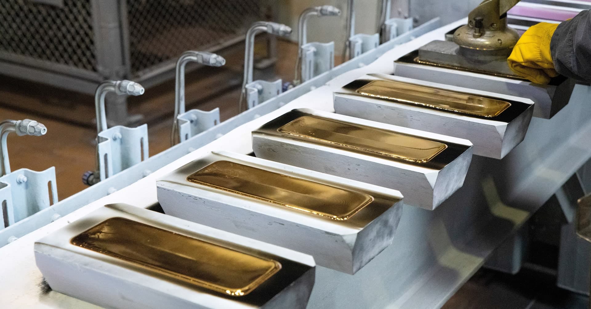 Gold slips as US dollar, yields rise ahead of Fed minutes
