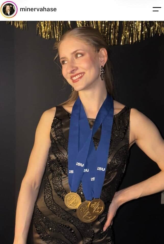 ドイツの美女フィギュア選手、JK風制服＆ルーズソックス衣装 ...