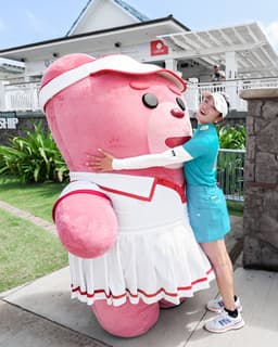 @LPGA: Erika Hara meets Bellygom, the Lotte mascot 🥰 😂 https://t.co/ypDaumj1Z6
