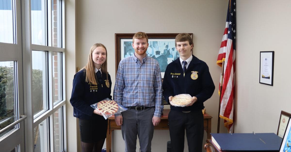Washington FFA delivers pies | Local News | missourian.com