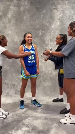 @WNBA: When you and your besties link up for portraits >>

Azzi Fudd and @UConnWBB former teammates p...