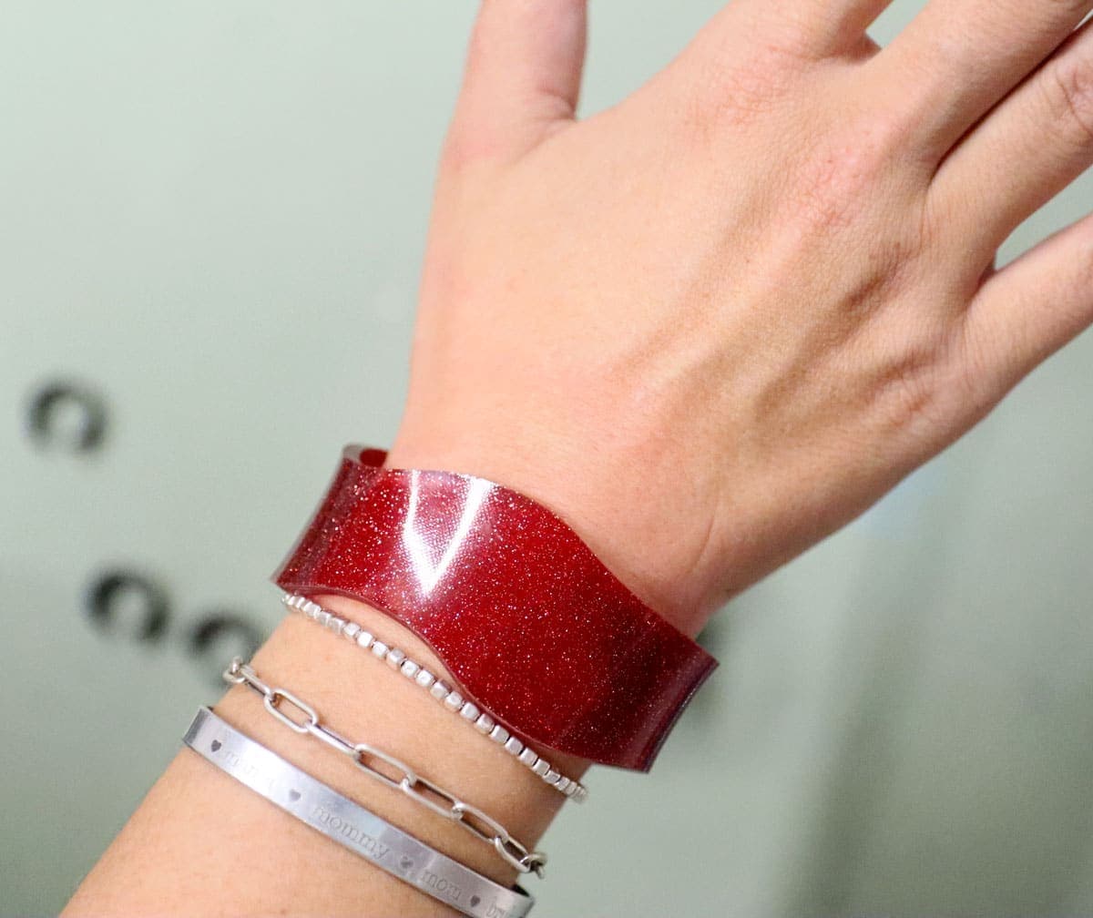 How to Bend Acrylic for DIY Bangles and Rings - Moms and Crafters