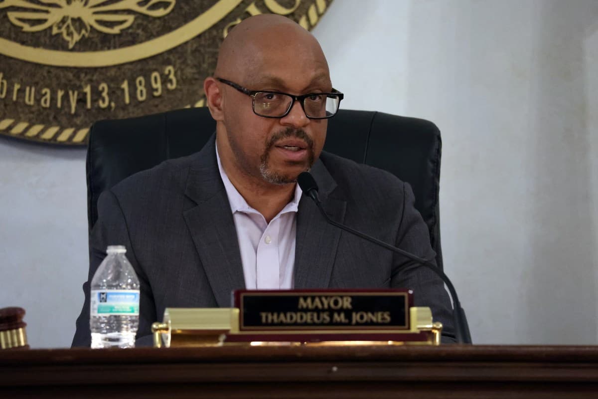Calumet City aldermen to sue for mayor's receipts
