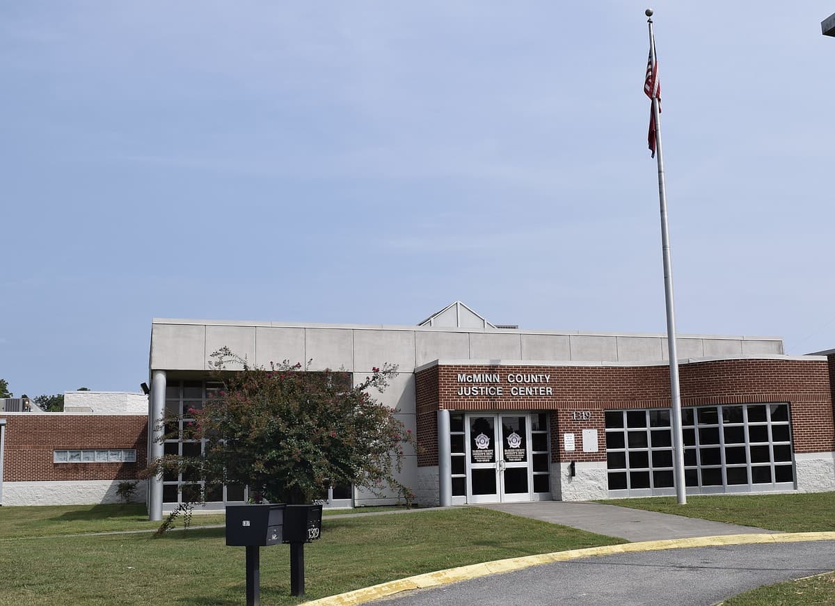Former McMinn County jailer charged with official misconduct
