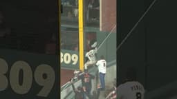 Jung Hoo Lee makes an incredible catch in the right field corner! 😲