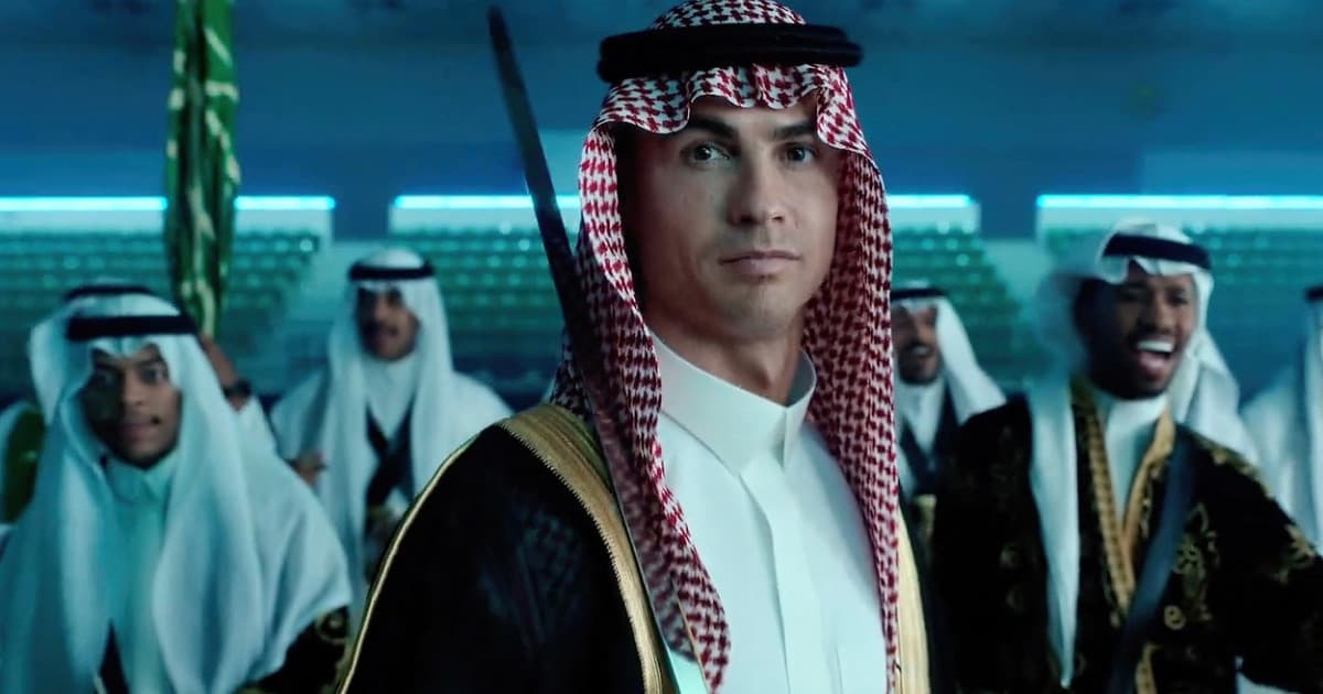 Saudiții l-au îmbrăcat pe Cristiano Ronaldo în costum tradițional ...