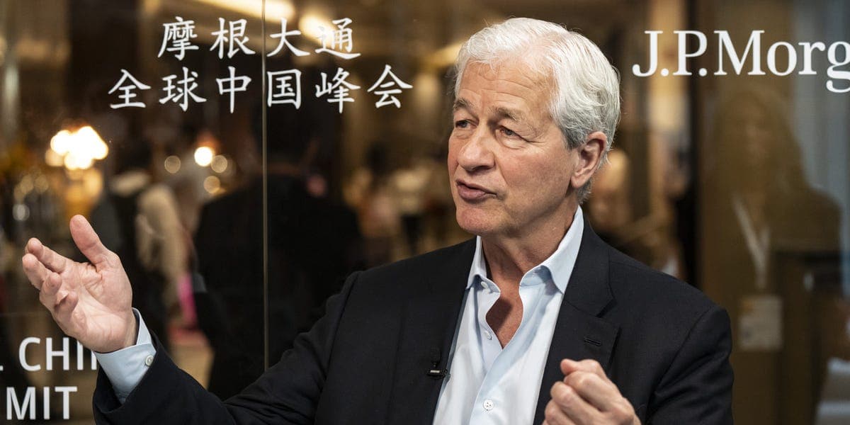 Jamie Dimon says JPMorgan will probably hire fewer bankers in the future — and more 'AI people'
