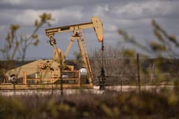 Oil Edges Higher in Choppy Trading Before Trump’s Iran Deadline