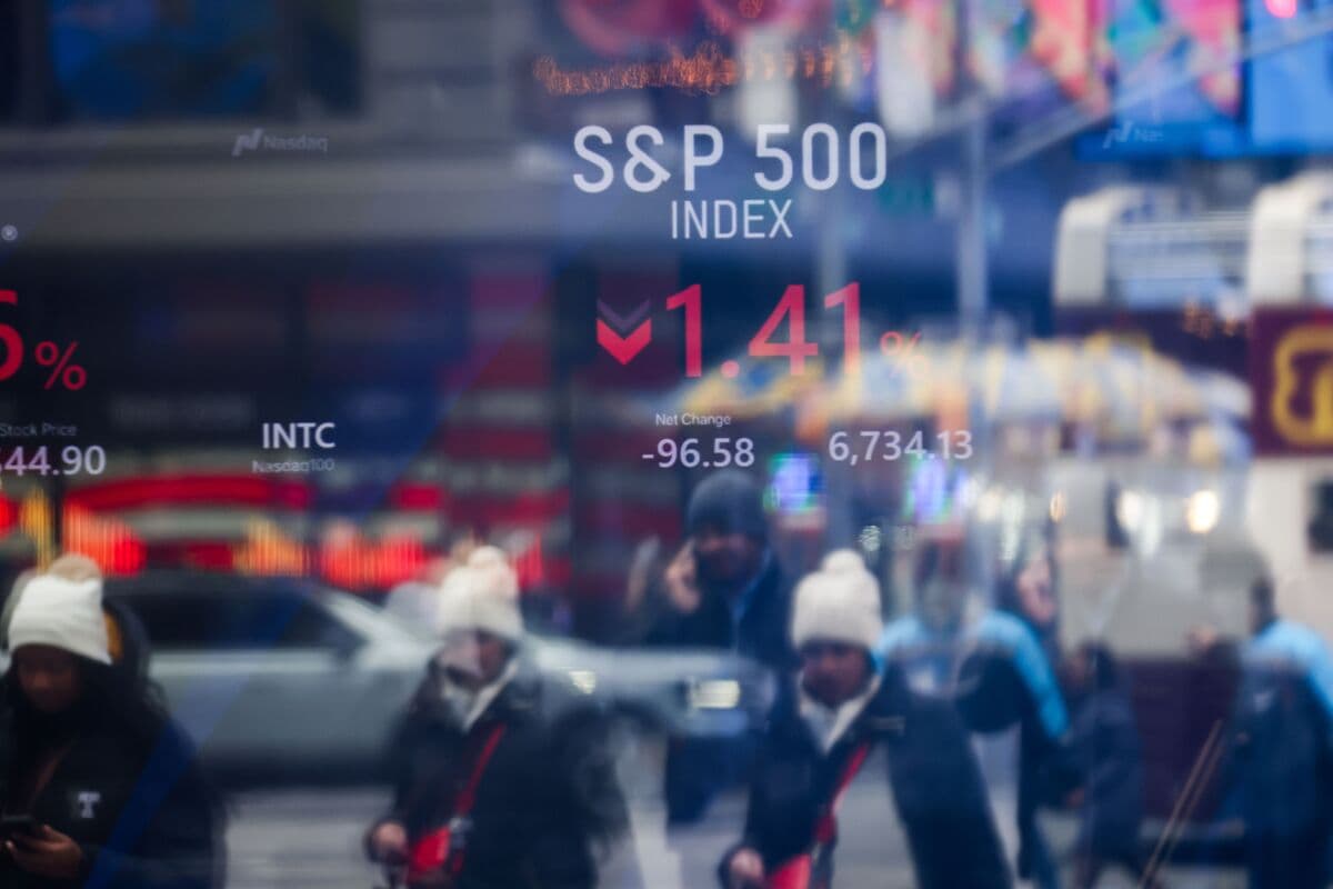 Earnings Season Kicks Off With War, AI Threat Among Key Worries - Bloomberg