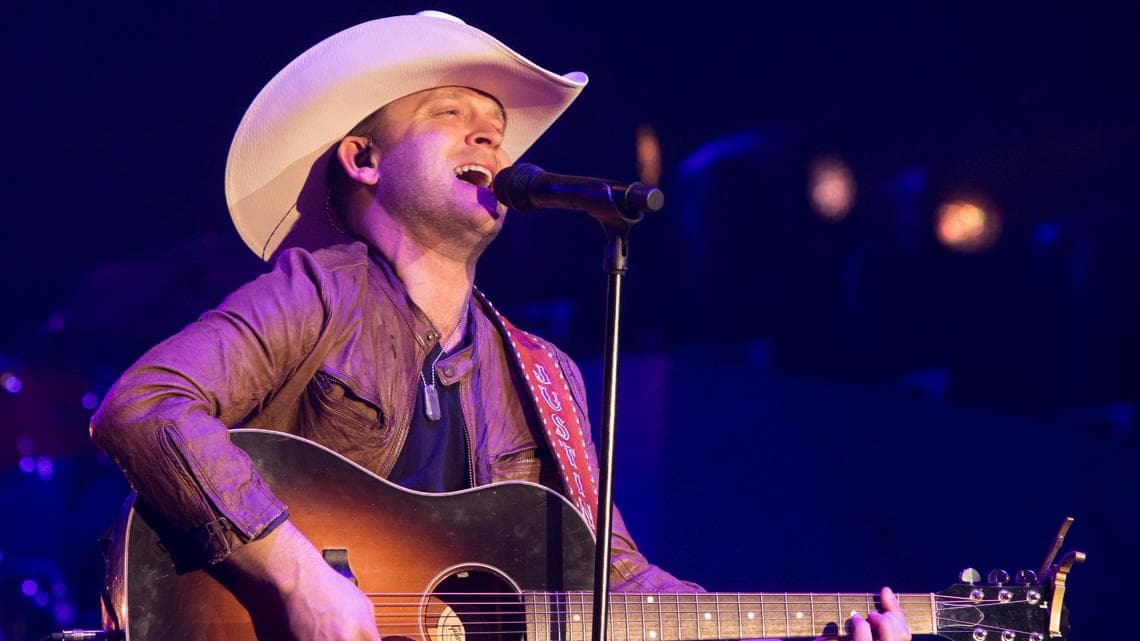 Country singer Justin Moore announces break from tour