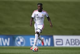 Real Madrid remain open to selling Man United midfield ...