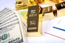 Gold Falls Below $4,400 for First Time in Two Months. Institutions Lower Gold Price Forecasts as Market Expects PCE to Approach 4%