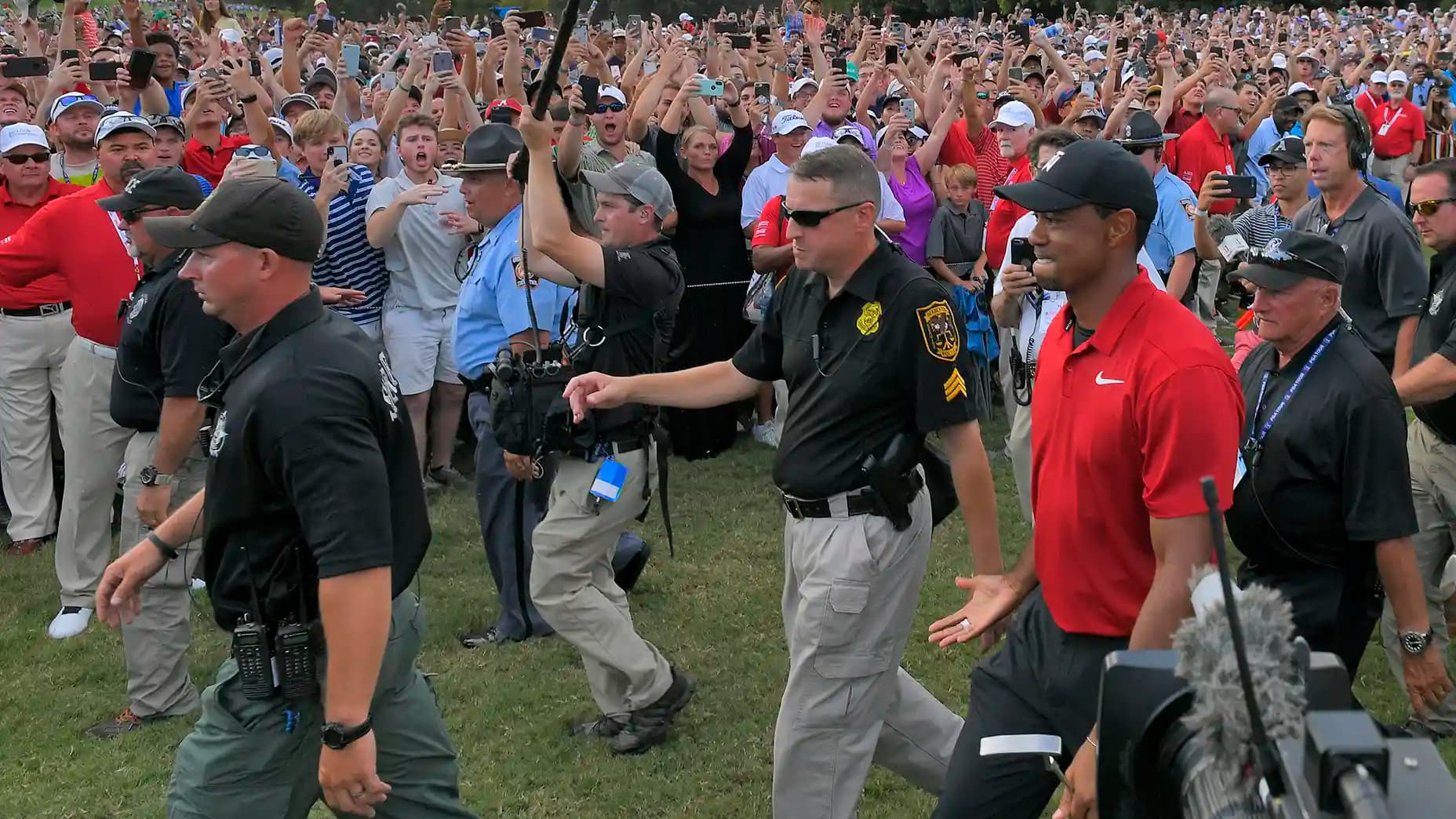 The sneaky way Tiger Woods used huge galleries to his advantage