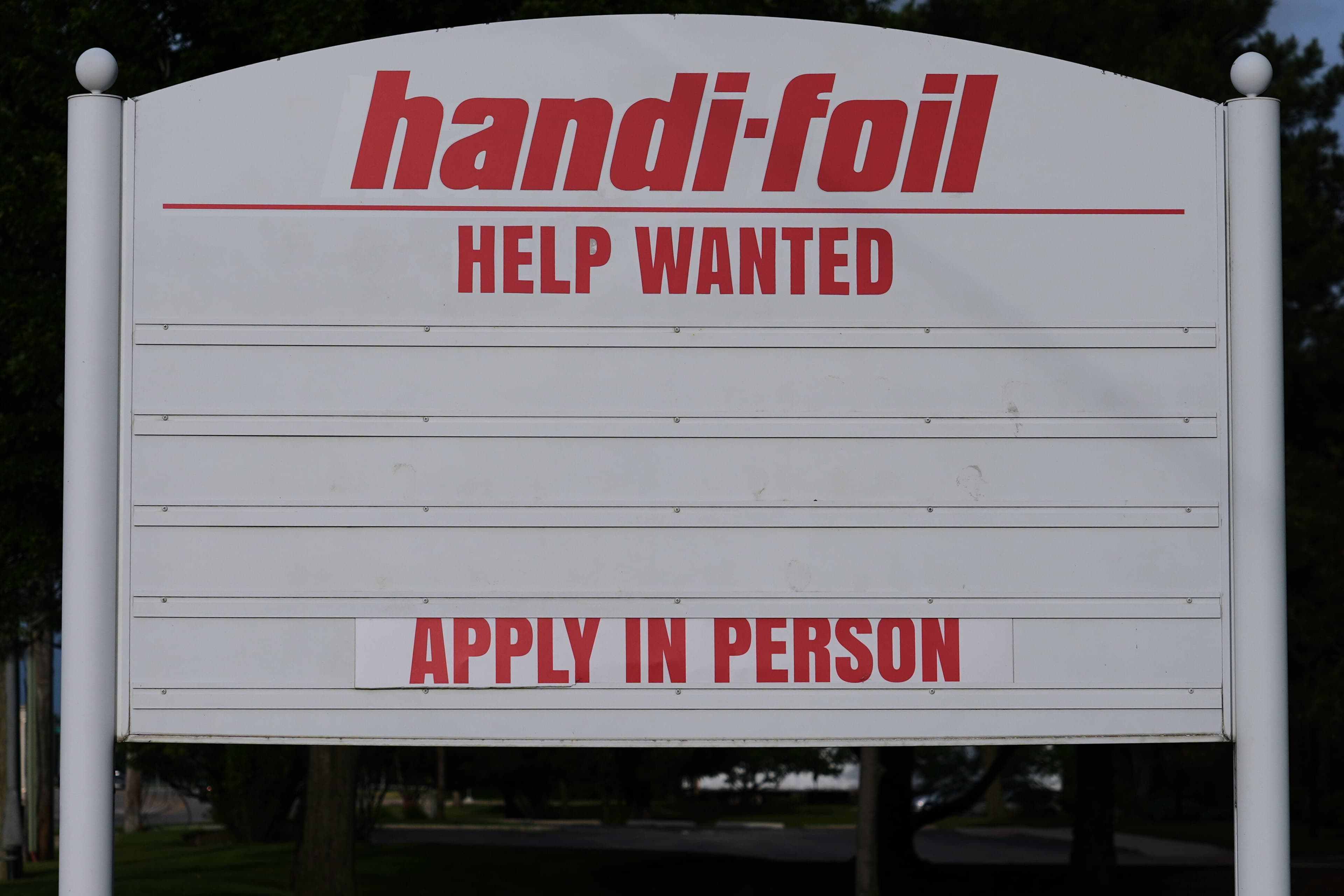 U.S. Unemployment Claims Drop Despite Global Economic Uncertainty