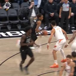 @Suns: HOW DID HE GRAB THIS⁉️ https://t.co/ZnezjEW69W