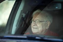 Warren Buffett Sells Major Stocks